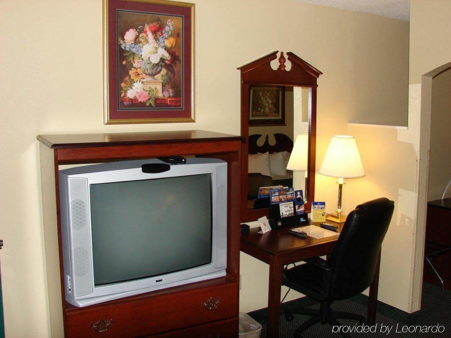 Days Inn & Suites By Wyndham Peachtree City Room photo